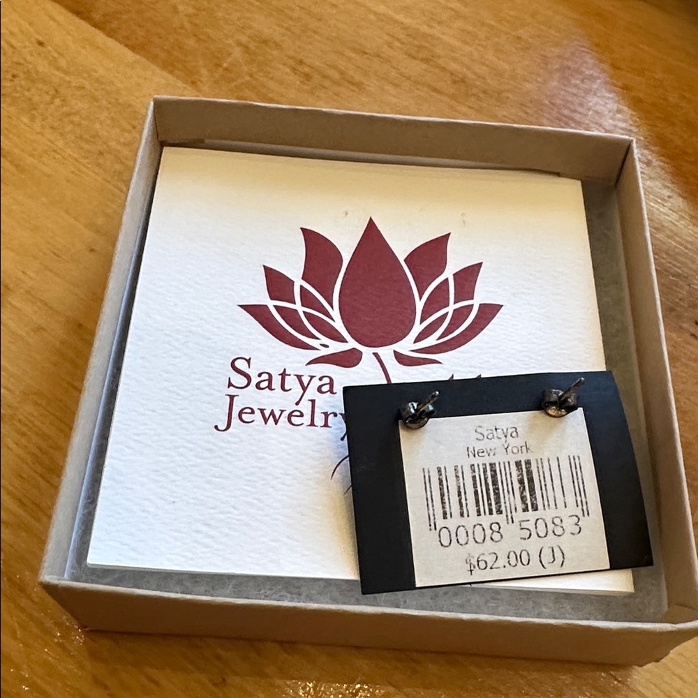 Satya New York pearl studs - Picture 2 of 3